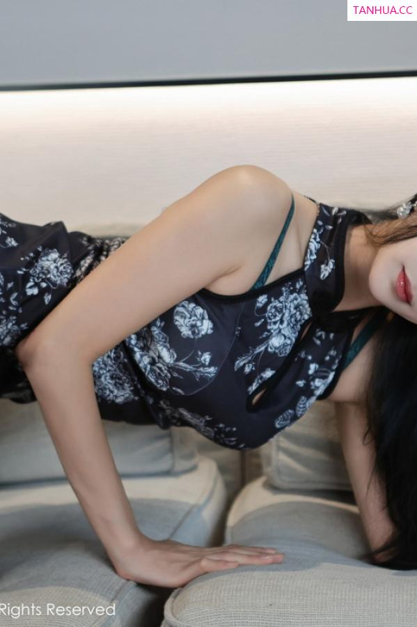   [XiuRen]高清写真图 2023.09.08 No.7355 草莓mm 新人美腿第14张图片